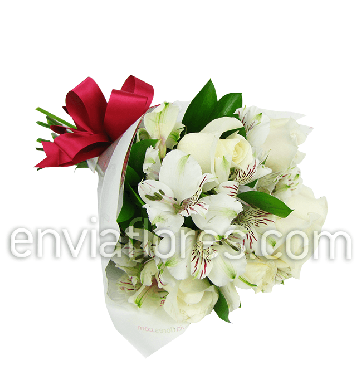 6 Rosas Blancas y 10 Alstroemerias en Celofán