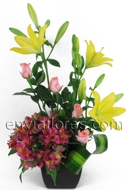 3 Lilys, 4 Rosas y Alstroemerias en base.