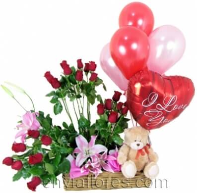 24 Rosas Rojas, 2 Stargazer, 1 peluche y globos en canasta.