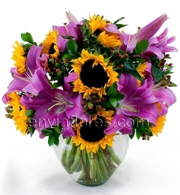 10 Girasoles, 5 Stargazer, Hypericum y Follaje en Jarrón.