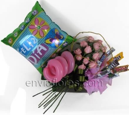 Jardinera con 12 Rosas Rosas, Chocolates y Globos.