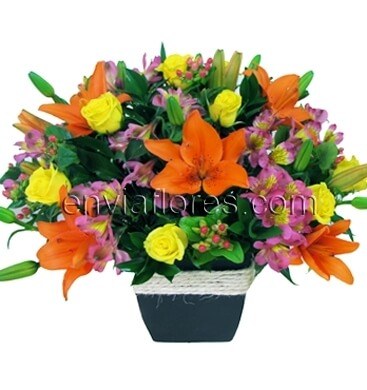 12 Rosas, 5 Lilys, 10 Alstroemerias, Hypericum y Follaje en Base.