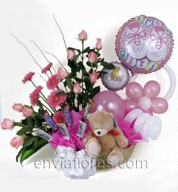 12 Rosas Rosas, 5 Gerberas, 6 chocolates, peluche y Globos en canasta.