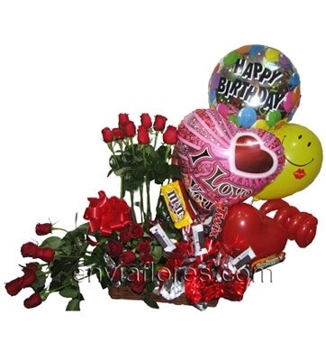 24 Rosas Rojas, Chocolates y Globos en canasta.