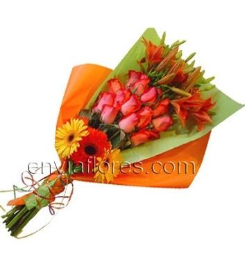 Ramo Combinado con 12 Rosas Naranjas.