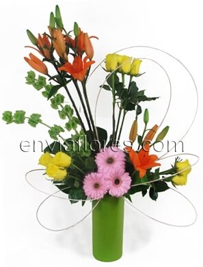 4 Lilies, 12 Rosas Amarillas, 3 Gerberas y Follajes en Base.