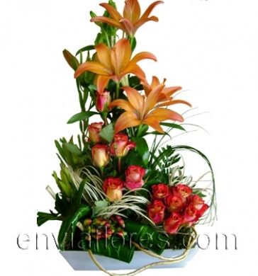 Estilizado con 12 Rosas y Lilies en Base.