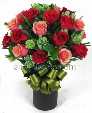 Bouquet de 24 Rosas Rojas y Naranjas en Cilindro