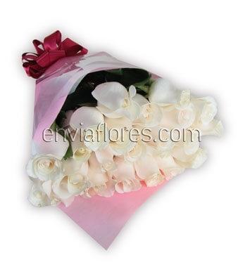 24 Rosas Blancas en Celofán.