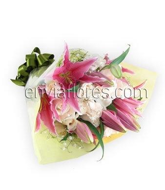 12 Rosas Blancas, 3 Stargazer, Baby's Breath y Follaje en Celofán.