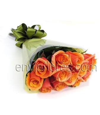 12 Rosas Naranjas en Celofán.
