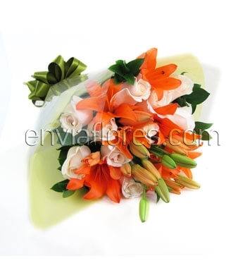 12 Rosas Blancas y Lilies Naranja en Celofán.