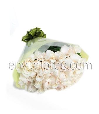 50 Rosas Blancas en Celofán.