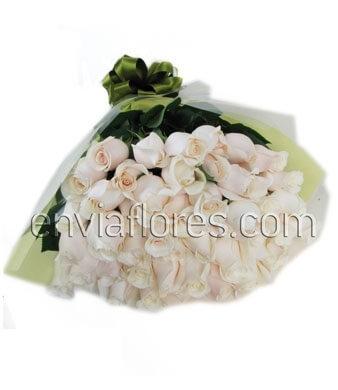 75 Rosas Blancas en Celofán.
