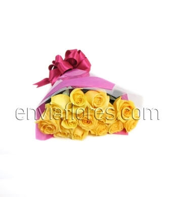 12 Rosas Amarillas en Celofán.