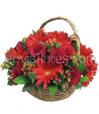 Canasta con Rosas y Gerberas