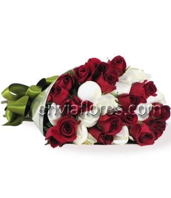 100 Rosas Rojas y Blancas en Celofán