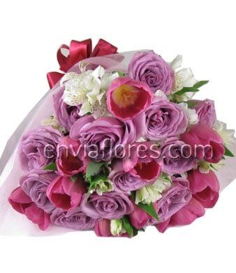 12 Rosas Lila, 10 Tulipanes Rosas Intenso y 10 Alstroemerias en Celofán.
