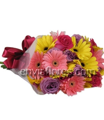 12 Rosas Lila y Rosa Intenso con 20 Gerberas Rosa y Amarillo en Celofán.