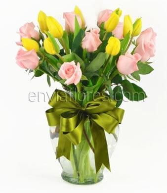 12 Rosas Rosa y 10 Tulipanes Amarillos en jarrón