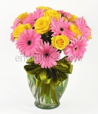 12 Rosas Amarillas con 10 Gerberas Rosa en Jarrón.