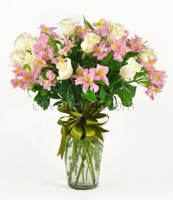 12 Rosas Blancas y 20 Alstroemerias en Jarrón.