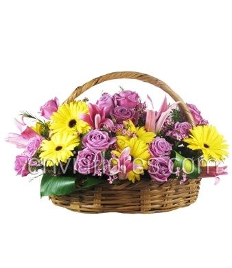 Canasta con 12 Rosas Lila, Gerbera y Stargazer