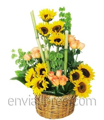 10 Girasoles y 12 Rosas Naranjas en Canasta