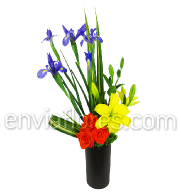 Estilizado de 3 Rosas Naranjas, 2 Lilys y 5 Iris en Cilindro