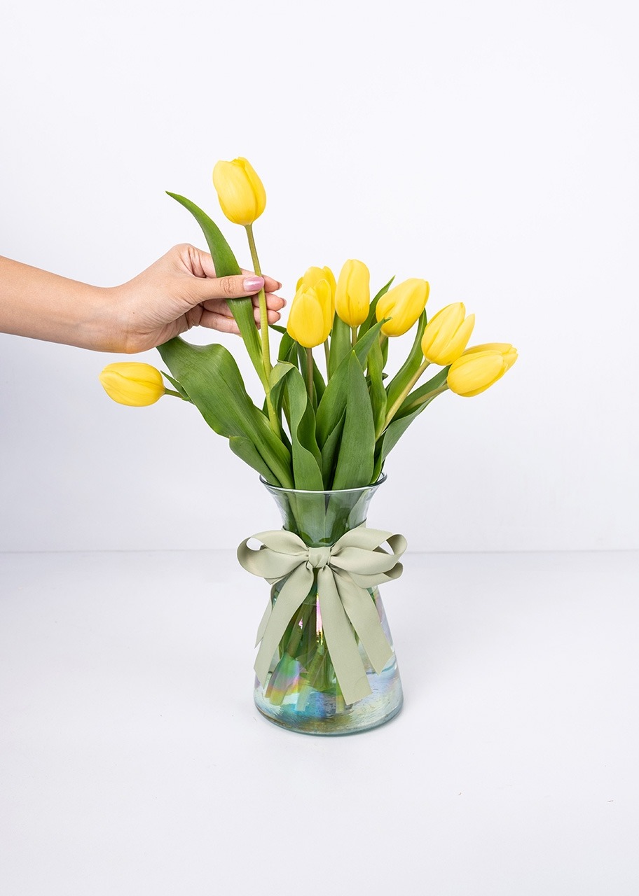 Imagen para 10 Tulipanes Amarillos en Jarrón - 2