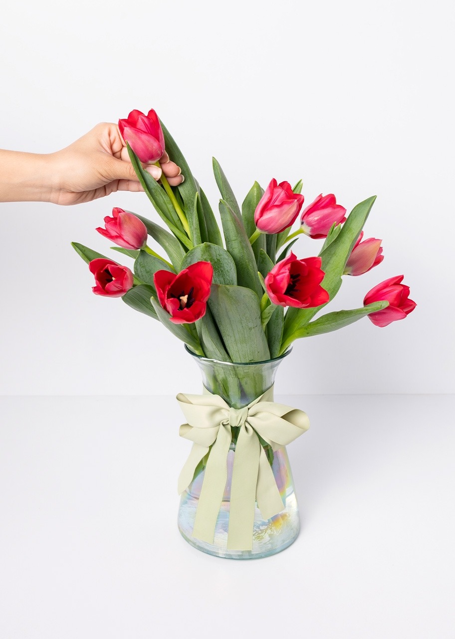 Imagen para 10 Tulipanes Rojos en Jarrón - 2