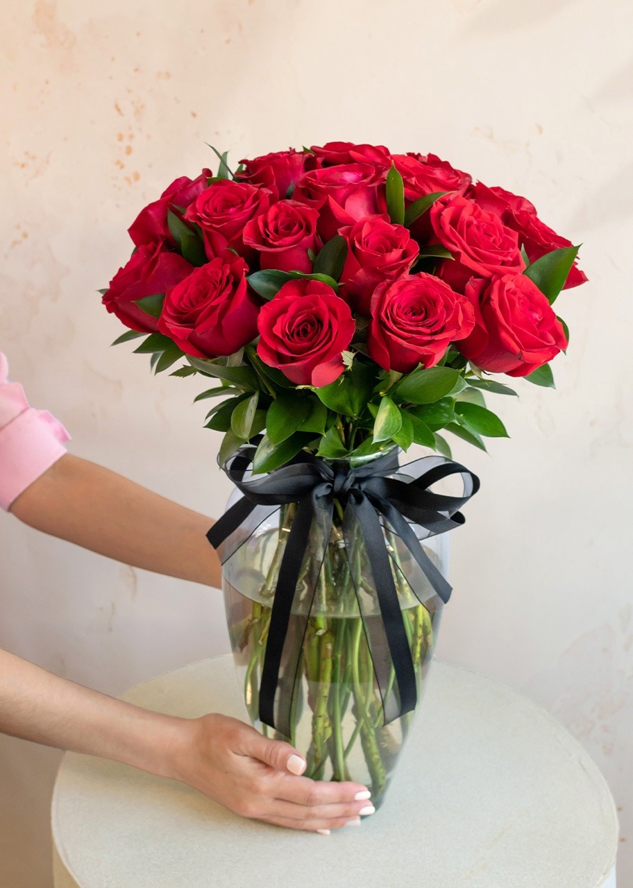 Imagen para 24 Rosas Rojas con Galletas Surtidas Moonwalk - 3