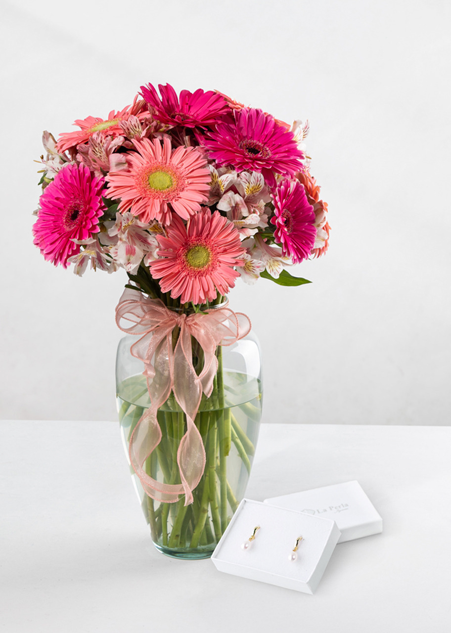 Imagen para 12 Gerberas Rosas y Alstroemerias con Aretes de perla con baño de oro La Perla - 1