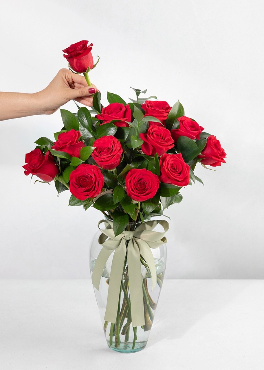 Imagen para 12 Rosas Rojas con Pastel Zanahoria Florence - 3