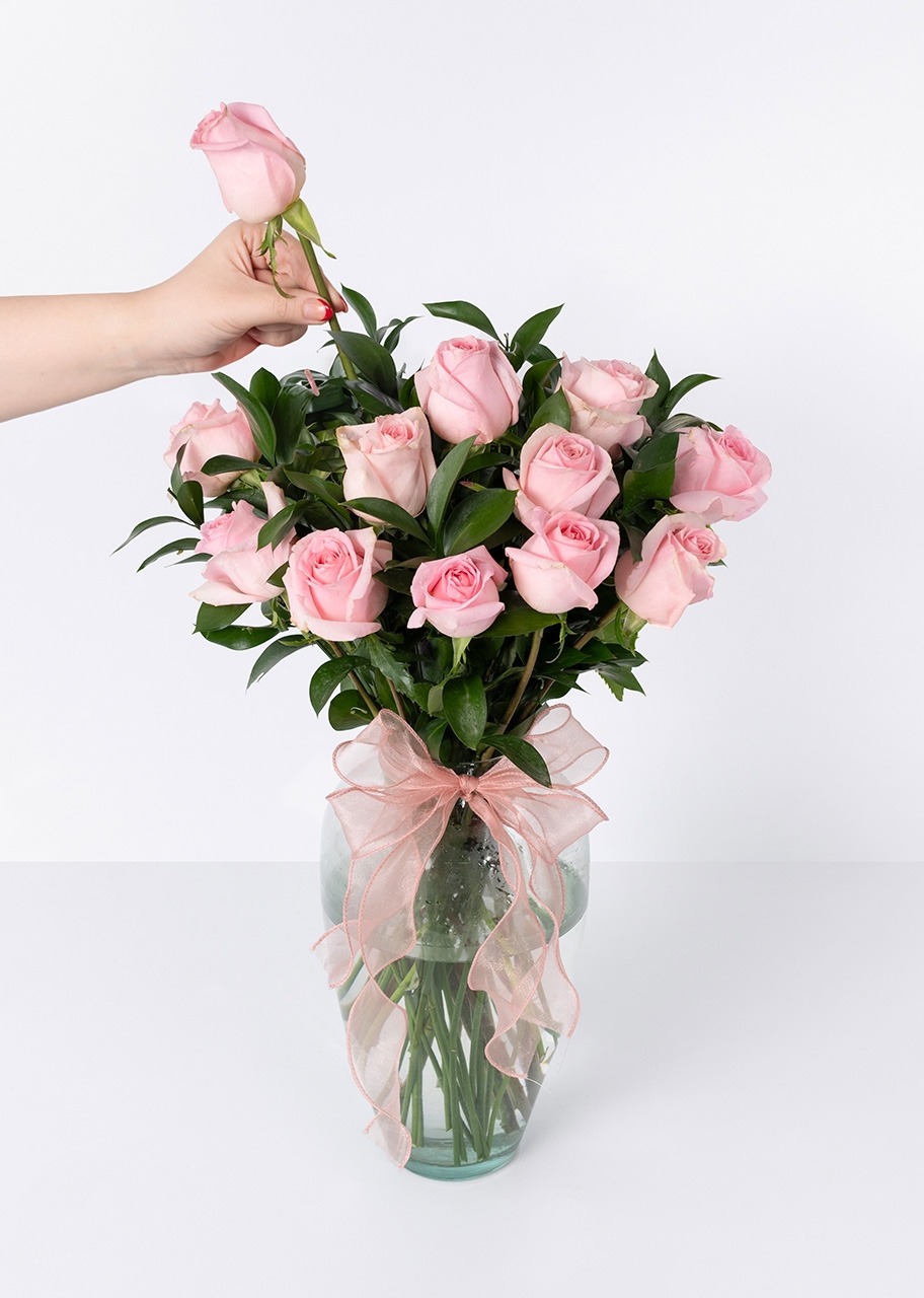 Imagen para Arreglo de 12 Rosas Rosa Claro	 - 2