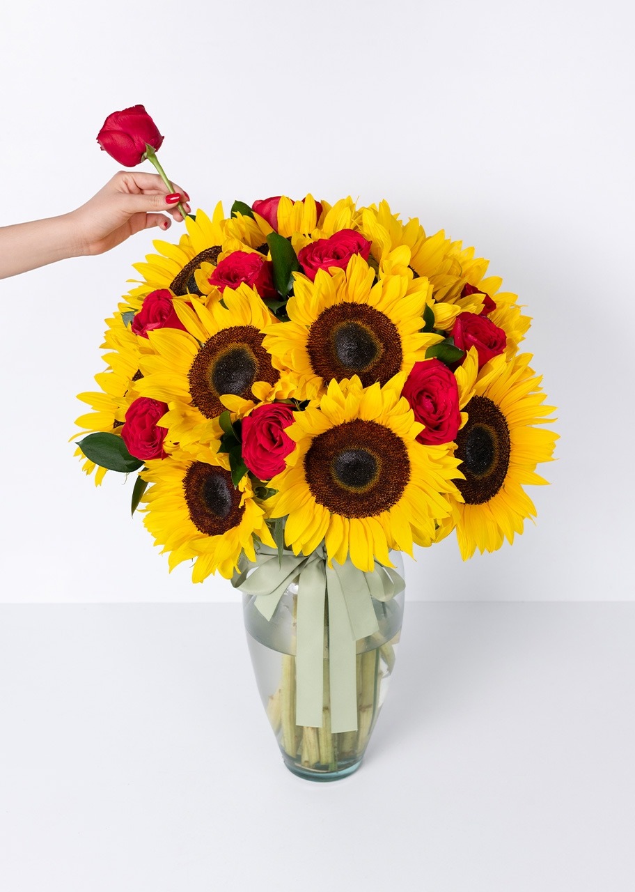 Imagen para 12 Rosas rojas con girasoles en jarron - 2