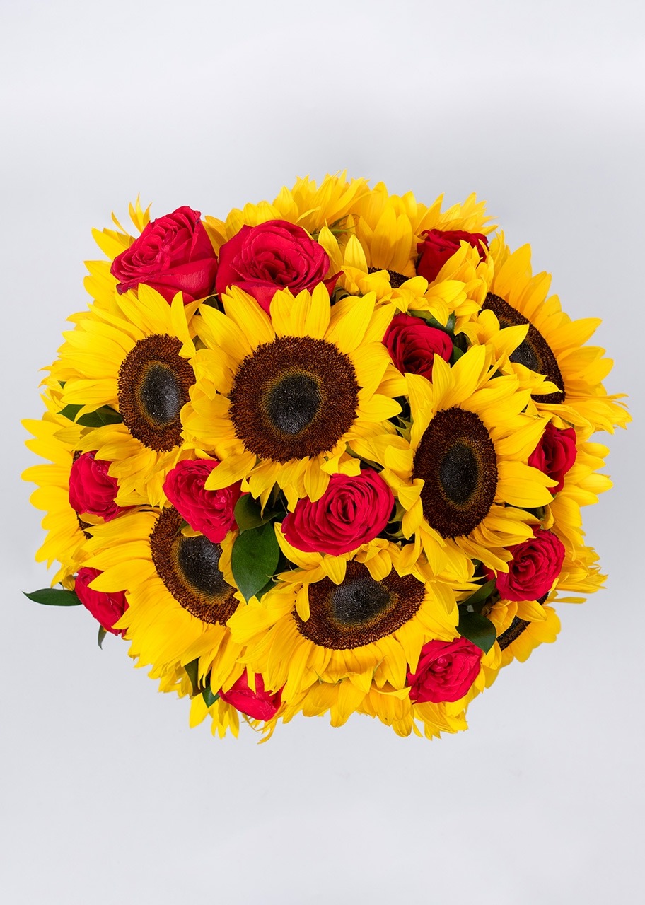 Imagen para 12 Rosas rojas con girasoles en jarron - 3