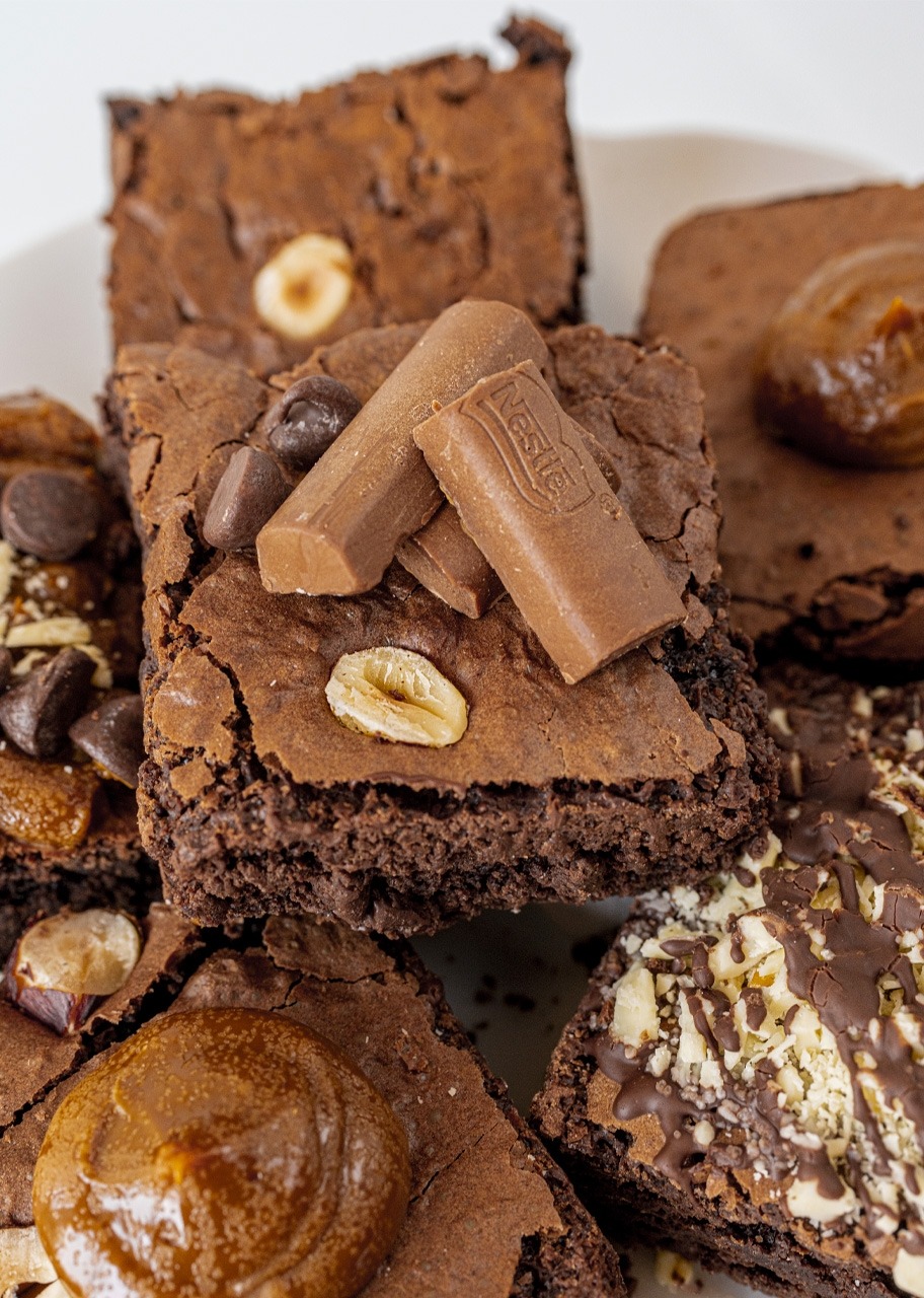 Lily rosa con claveles en jarrón y Brownies Florence