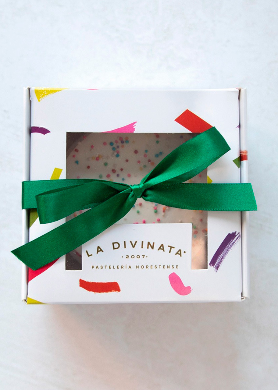 Imagen para Planta de la Buena Vibra con Pastel de Cumpleaños La Divinata y Globo ''Happy Birthday'' - 2