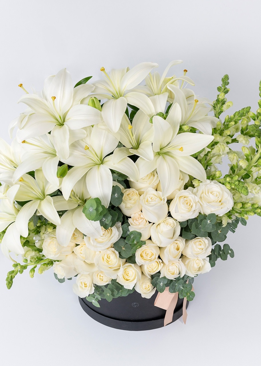 Imagen para Arreglo de 24 Rosas y Lilys Blancas - 3