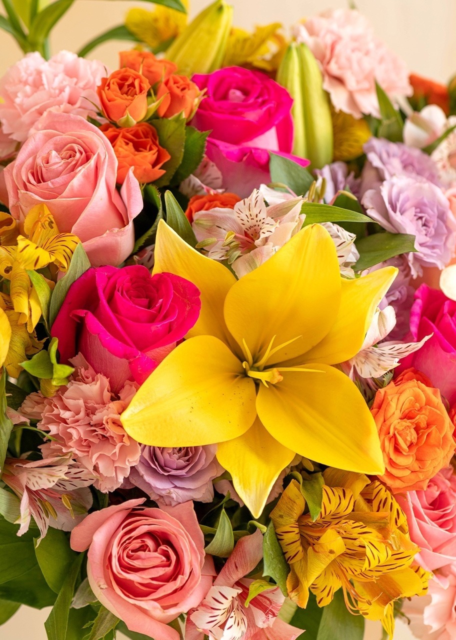 Imagen para Arreglo Colorido de Lilys y Rosas  con mini foto - 4