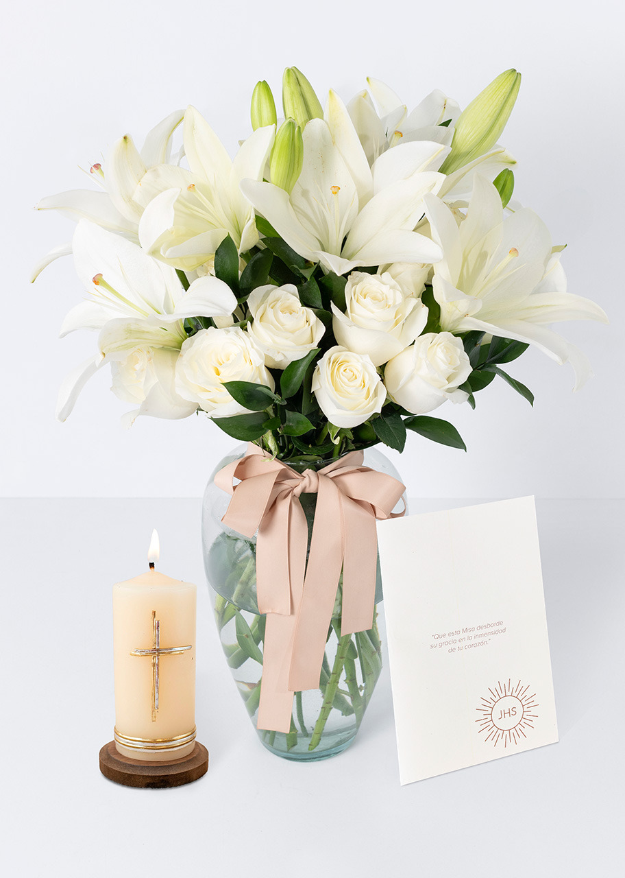 Imagen para Arreglo de 12 Rosas blancas y Lilys con Misa  - 1