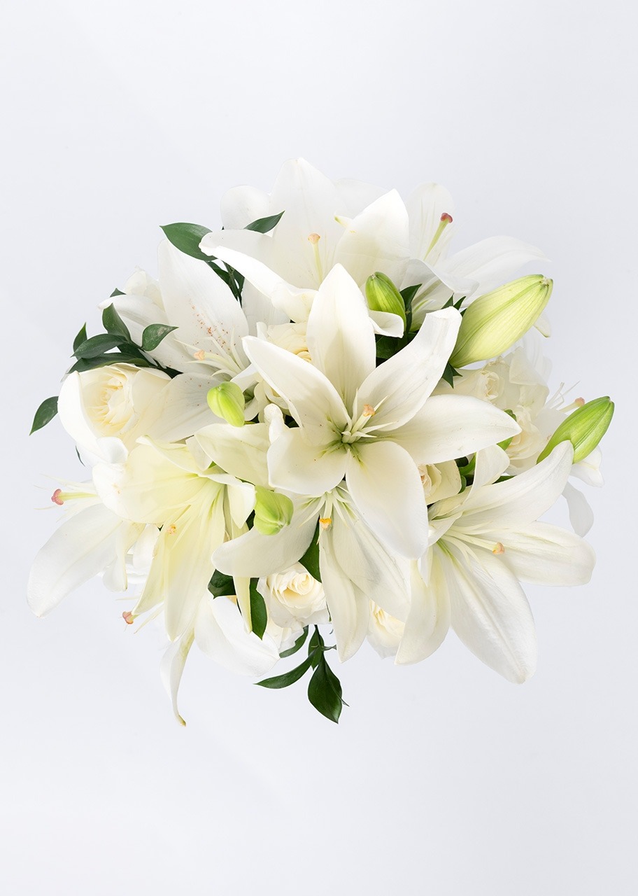Imagen para Arreglo de 12 rosas blancas y lilys en jarrón - 3