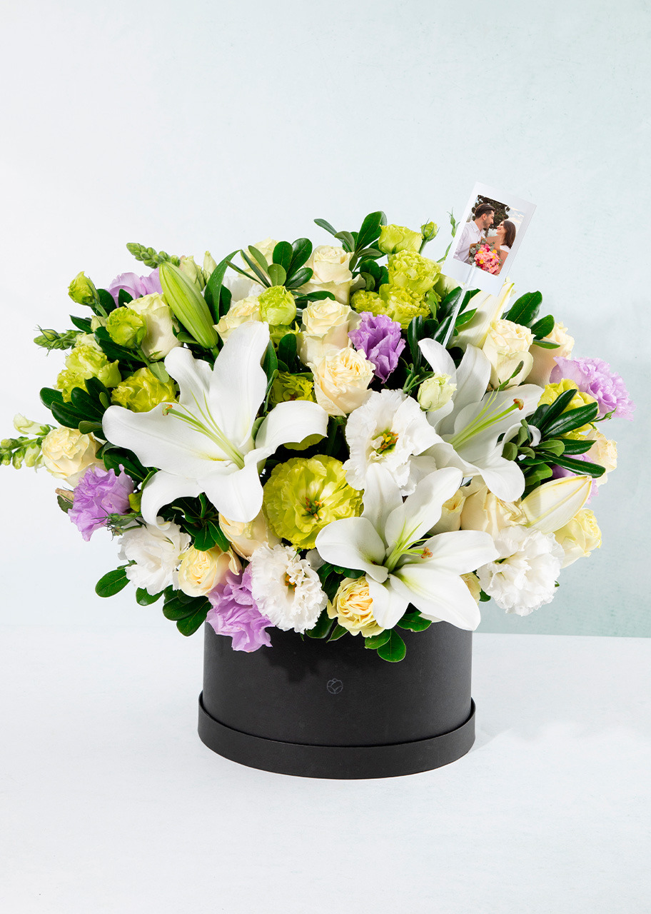 Imagen para Arreglo de Casablancas y Lisianthus con Mini Foto - 1