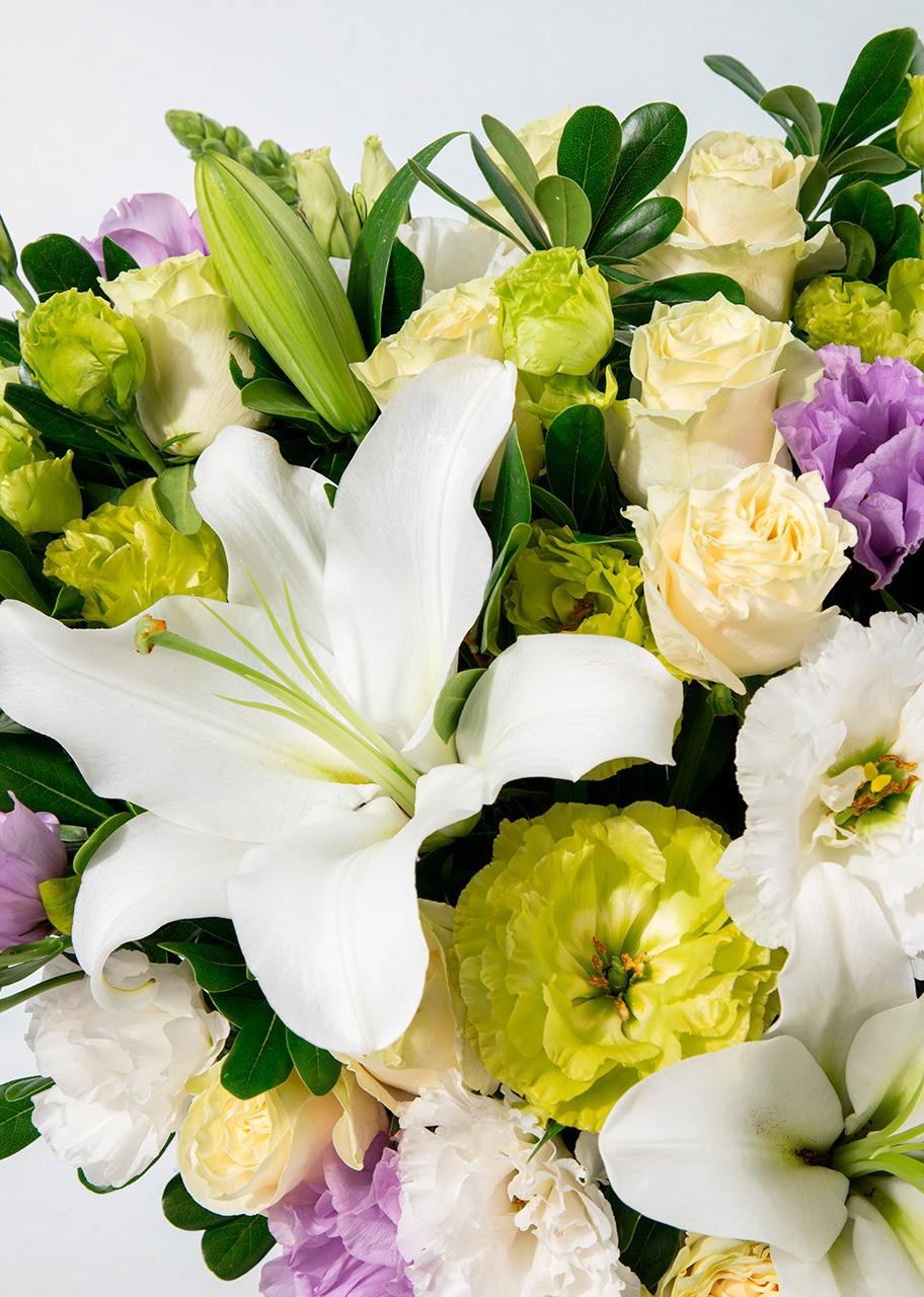 Imagen para Arreglo de Casablancas y Lisianthus con Mini Foto - 4