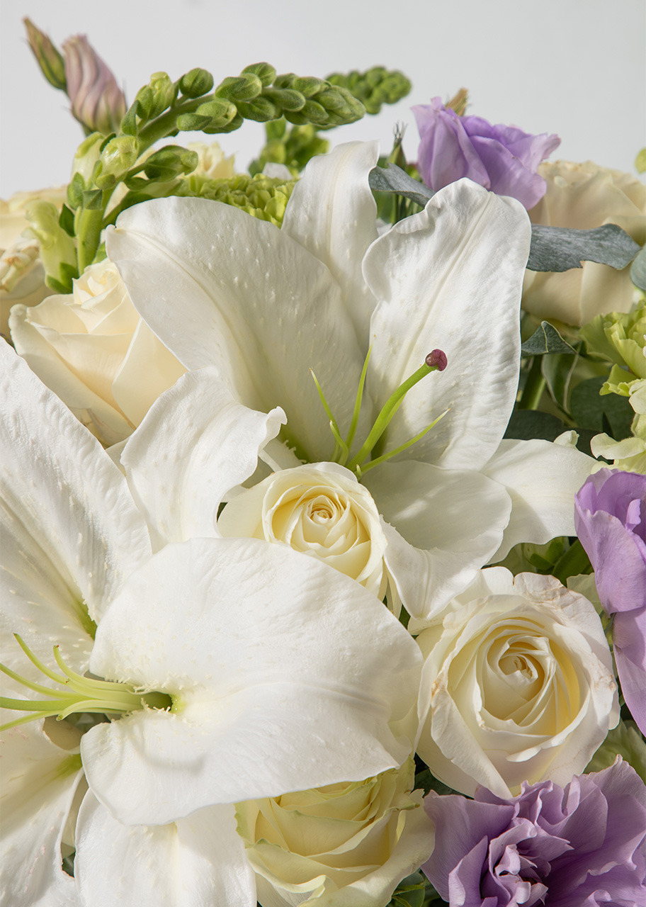 Imagen para Arreglo de Casablancas y Rosas Blancas - 4