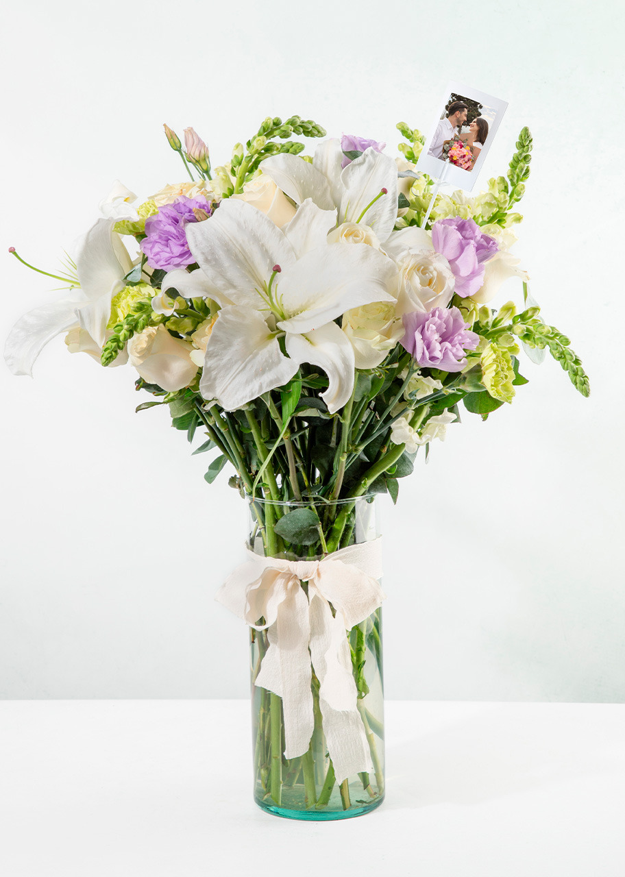 Imagen para Arreglo de Casablancas y Rosas Blancas con Mini Foto - 1