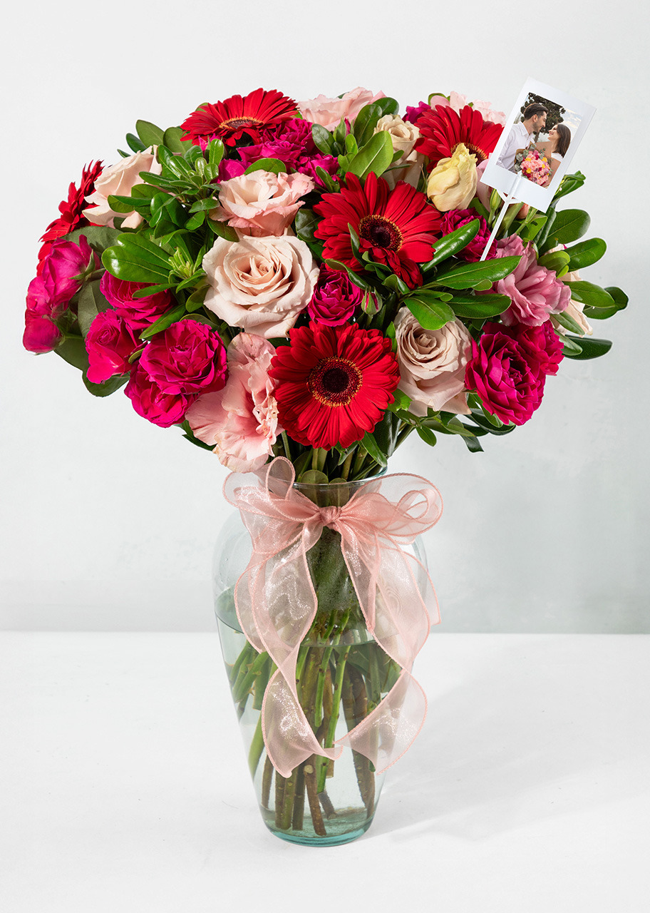 Imagen para Arreglo de Gerberas Rojas y Lisianthus con Mini Foto - 1