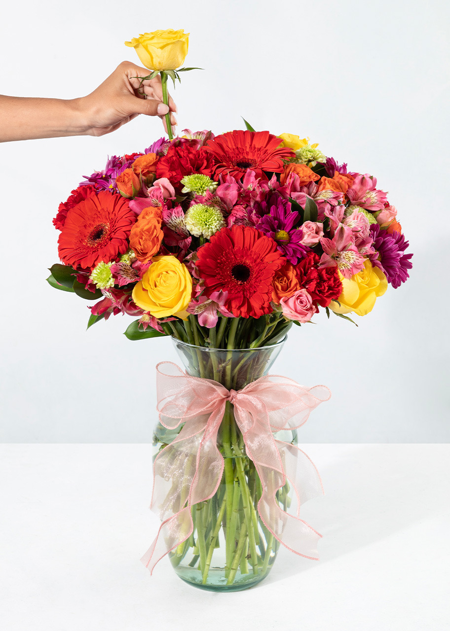 Imagen para Arreglo de Gerberas Rojas y Margaritas - 2