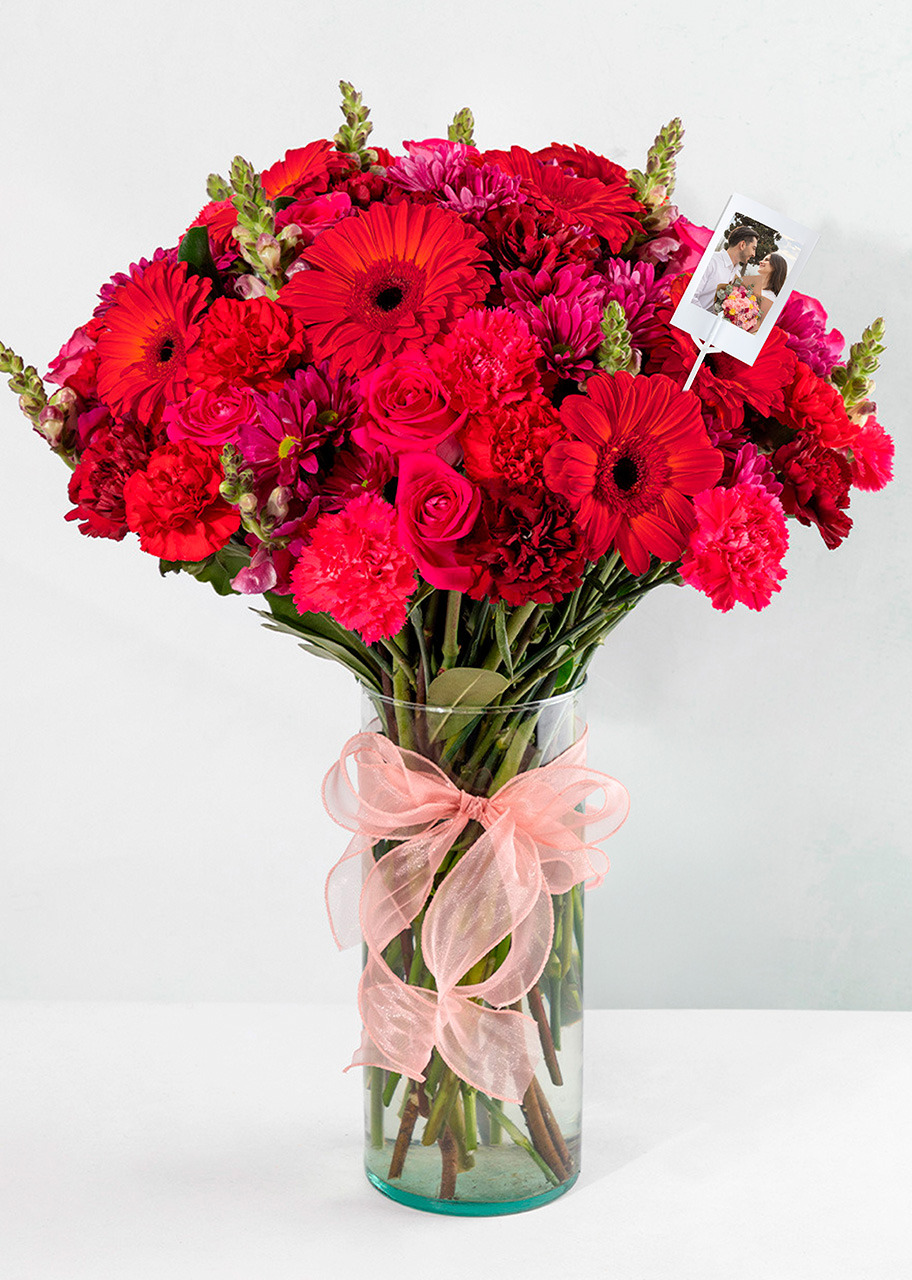 Imagen para Arreglo de Gerberas Rojas y Margaritas con Mini Foto - 1